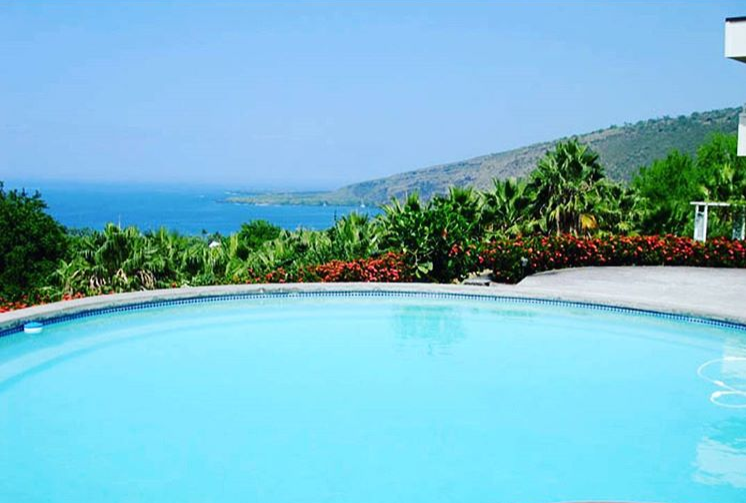 Juice fasting program in Hawaii with non-toxic pool and panoramic views
